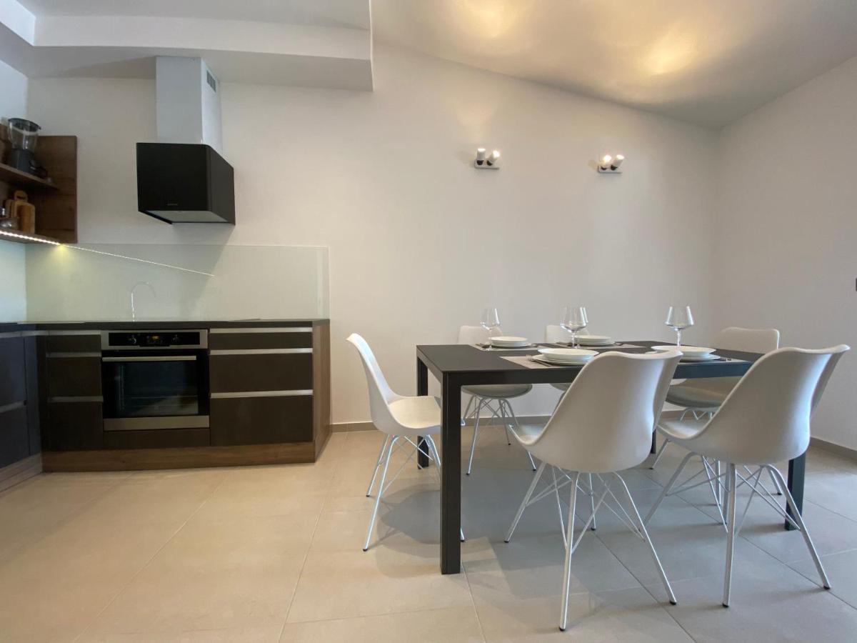 Holiday House Laura วีร์ ภายนอก รูปภาพ