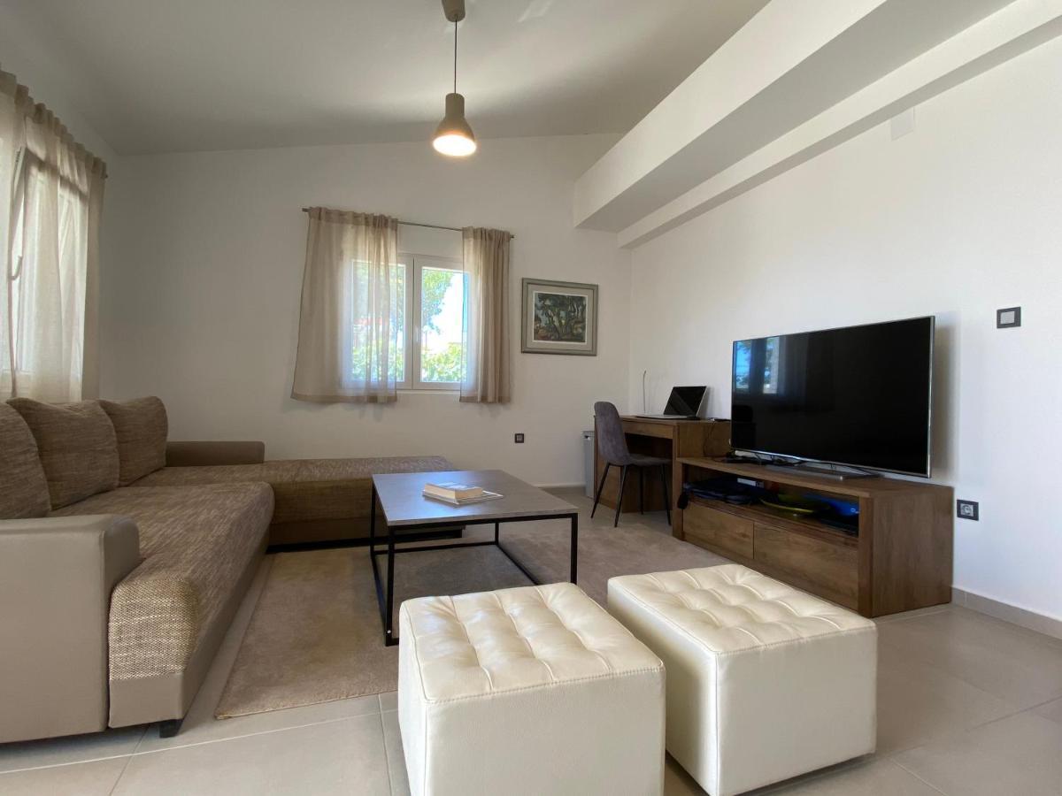 Holiday House Laura วีร์ ภายนอก รูปภาพ