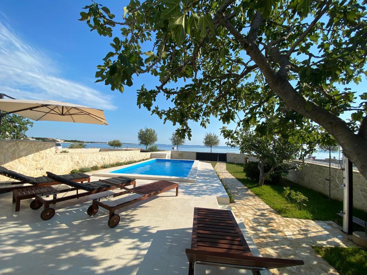 Holiday House Laura วีร์ ภายนอก รูปภาพ