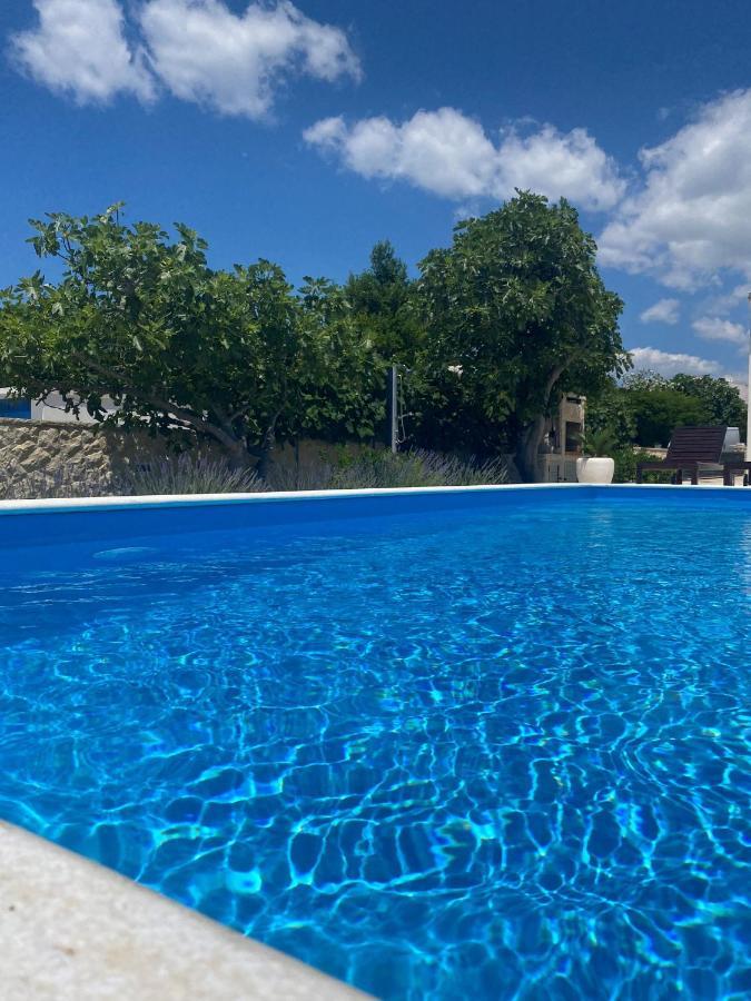 Holiday House Laura วีร์ ภายนอก รูปภาพ
